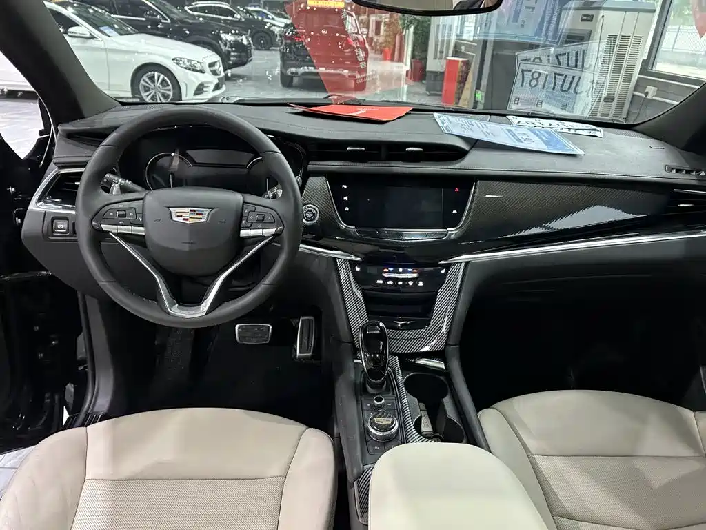 CADILLAC XT6