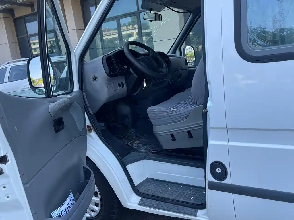 Ford Transit Classic — миниатюра 8