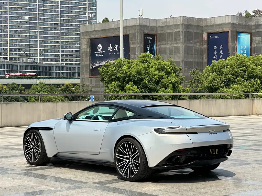 Aston Martin DB11 — миниатюра 5