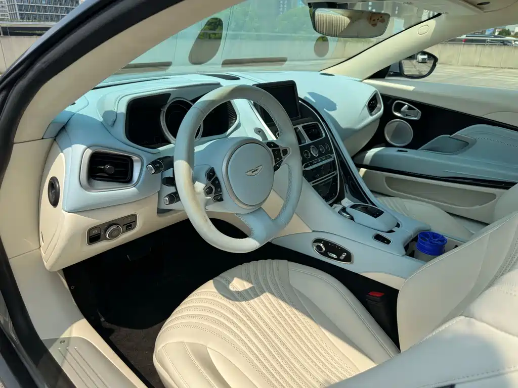 Aston Martin DB11 — миниатюра 11