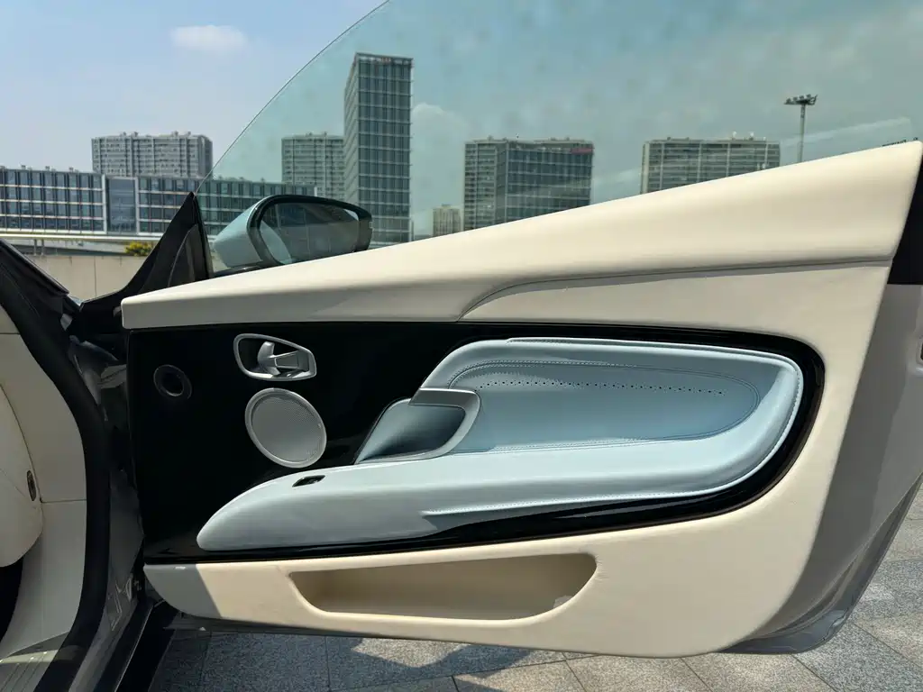Aston Martin DB11 — миниатюра 14
