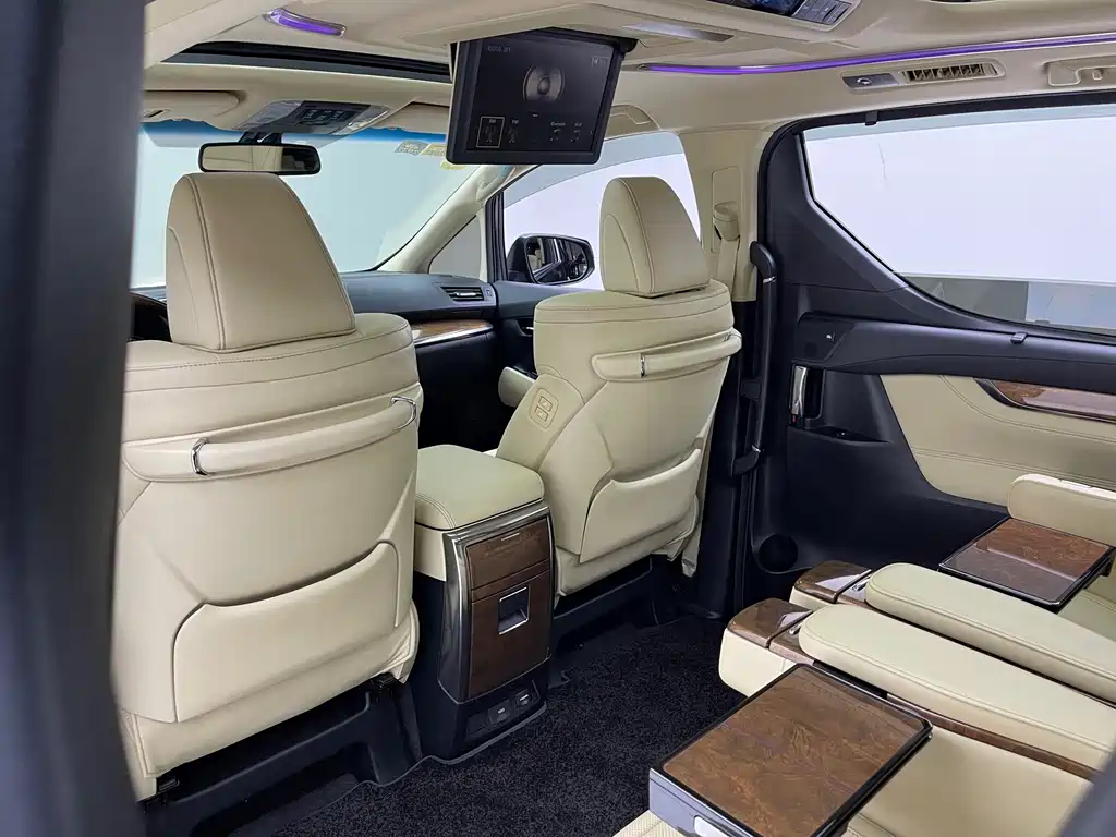 Toyota Alphard — миниатюра 9