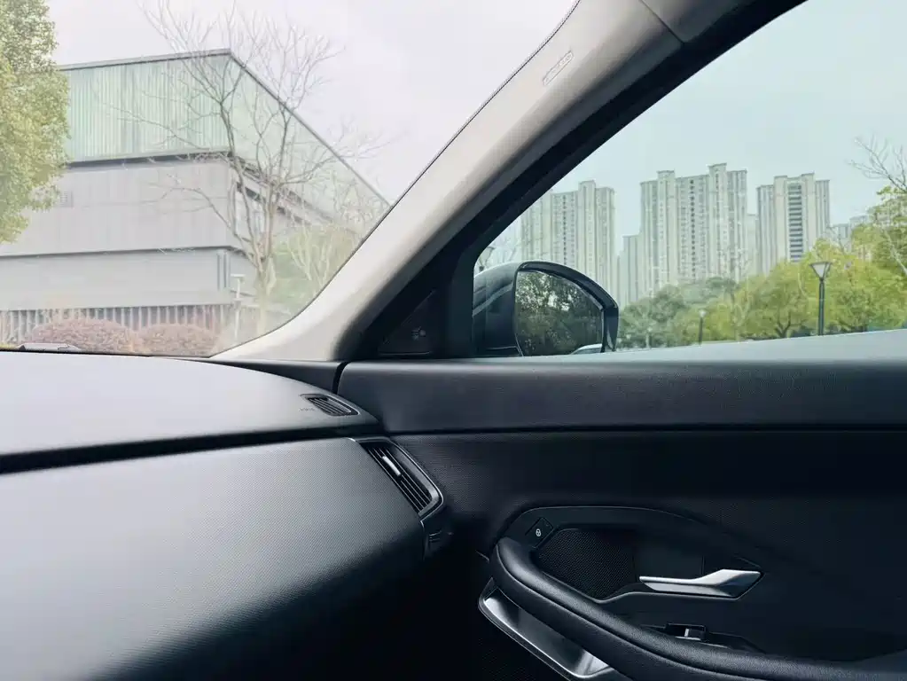 Jaguar E-PACE — миниатюра 16