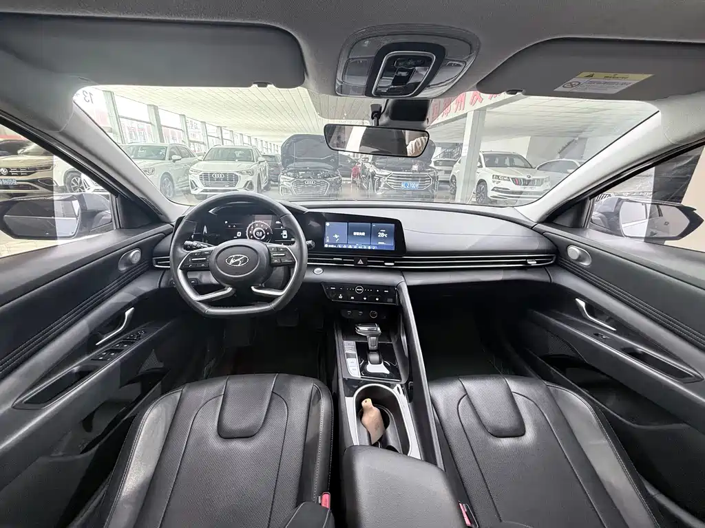 Hyundai Elantra 2022 1.5L CVT LUX Luxury