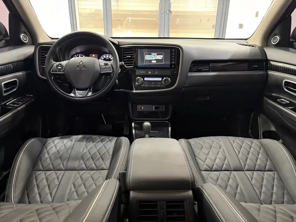 MITSUBISHI OUTLANDER