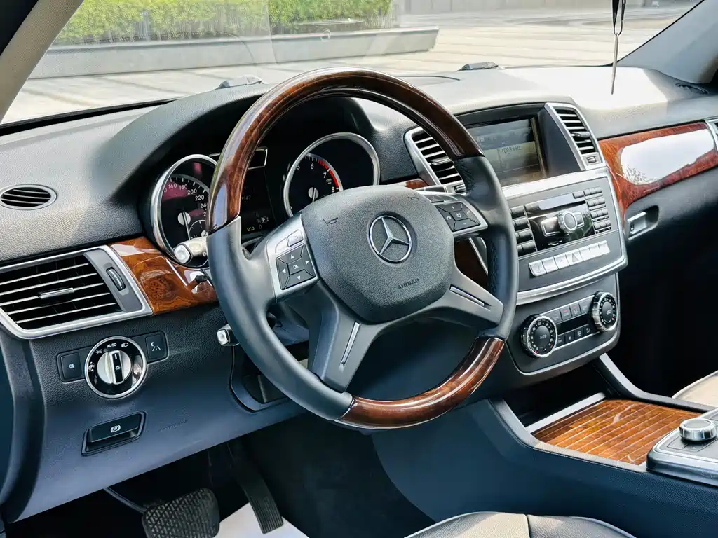 Mercedes-Benz M-Class — миниатюра 9