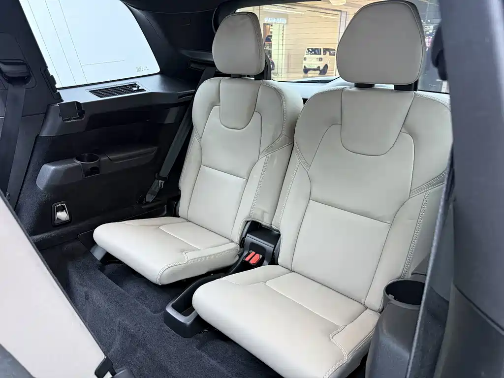 Volvo XC90 PHEV — миниатюра 31