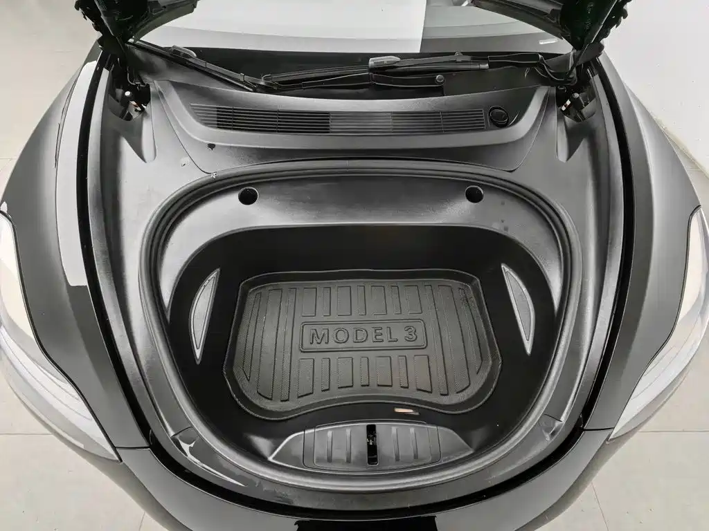 Tesla Model 3 — миниатюра 6