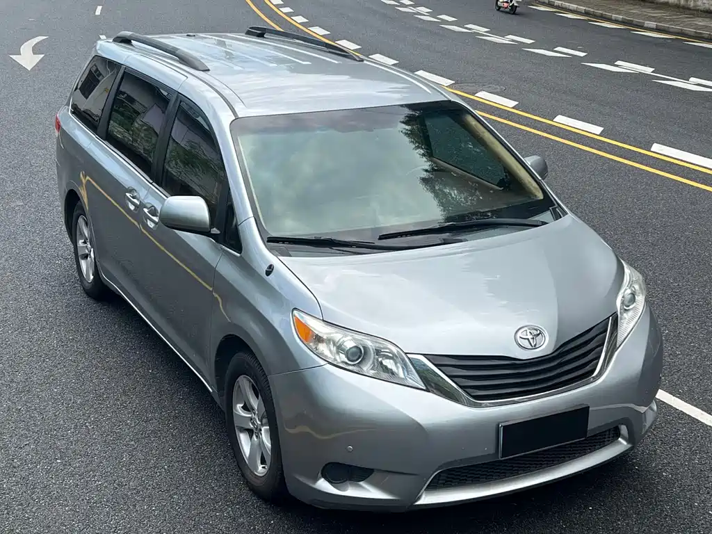 Toyota Sienna — миниатюра 17