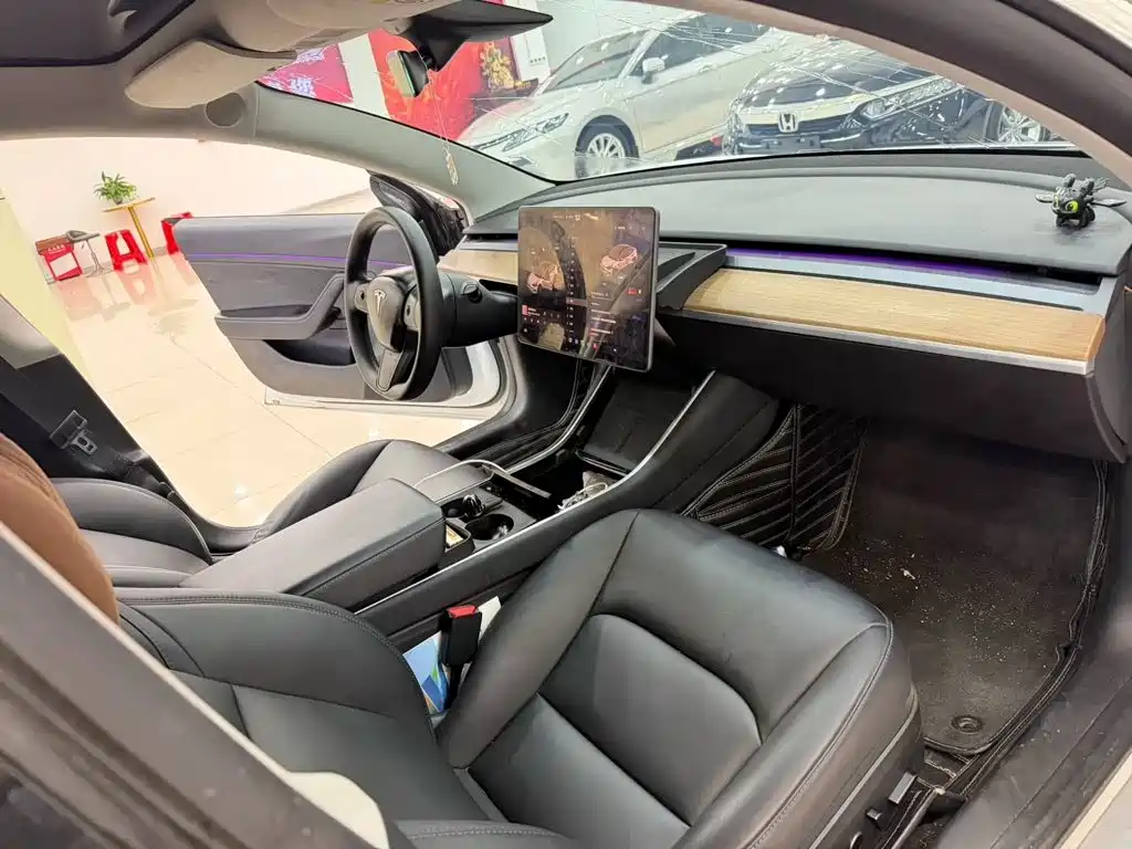 Tesla Model 3 — миниатюра 7
