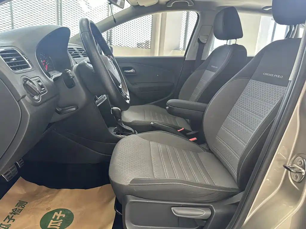 Volkswagen Polo 2014 1.6L Cross Polo AT