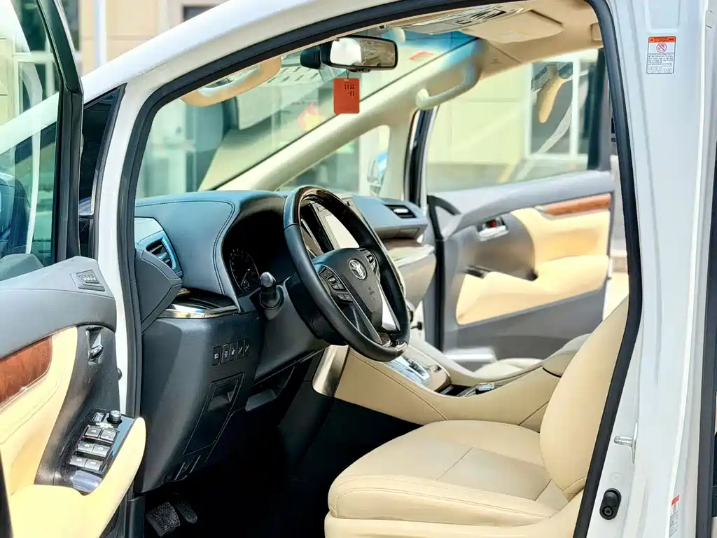 Toyota Alphard — миниатюра 4