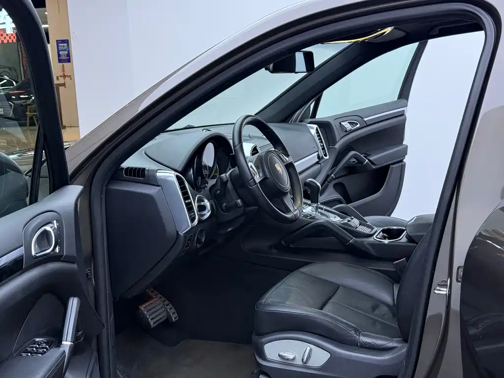 Porsche Cayenne — миниатюра 8