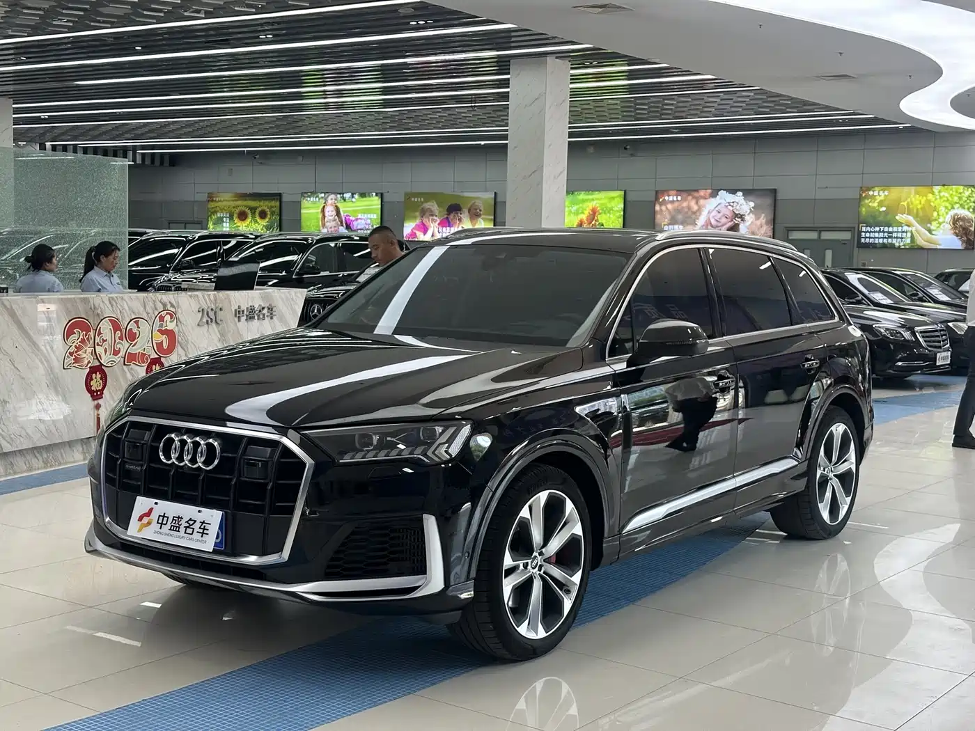 奥迪Q7 2023款 55 TFSI quattro S 尊贵型 2023