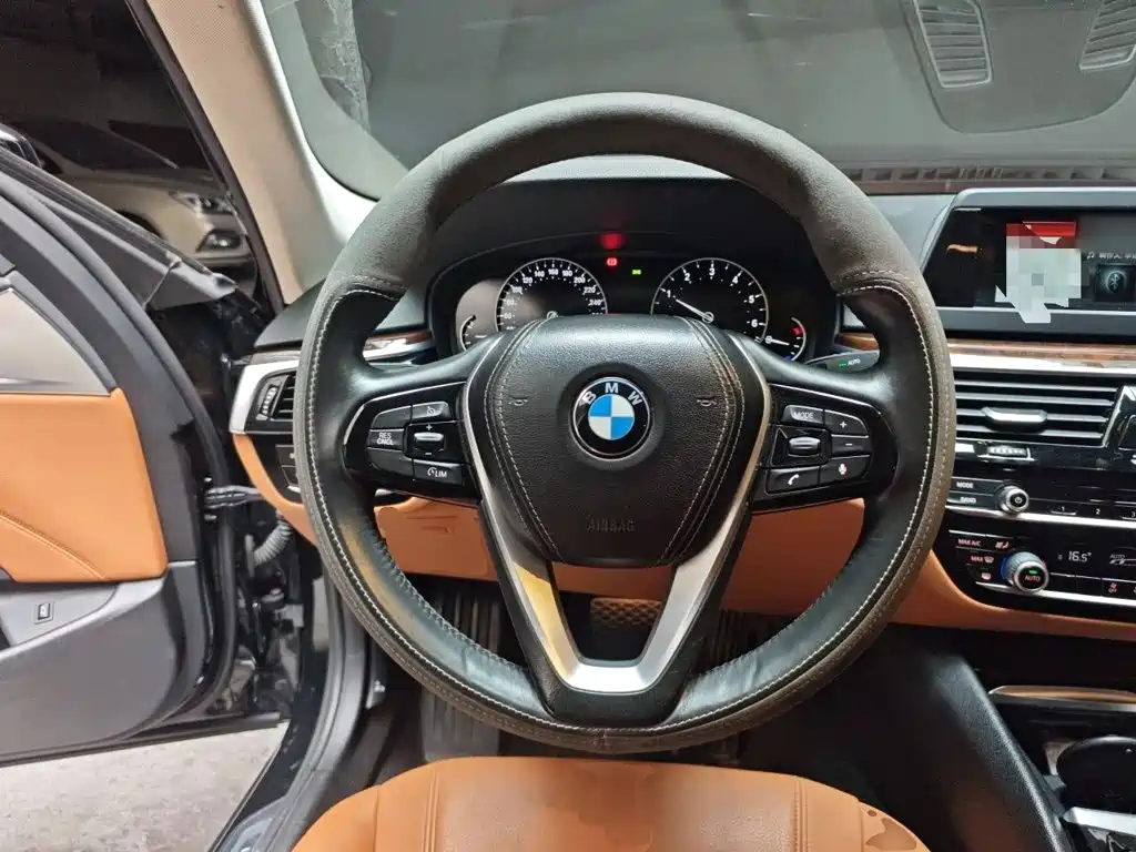 BMW 5 Series — миниатюра 6