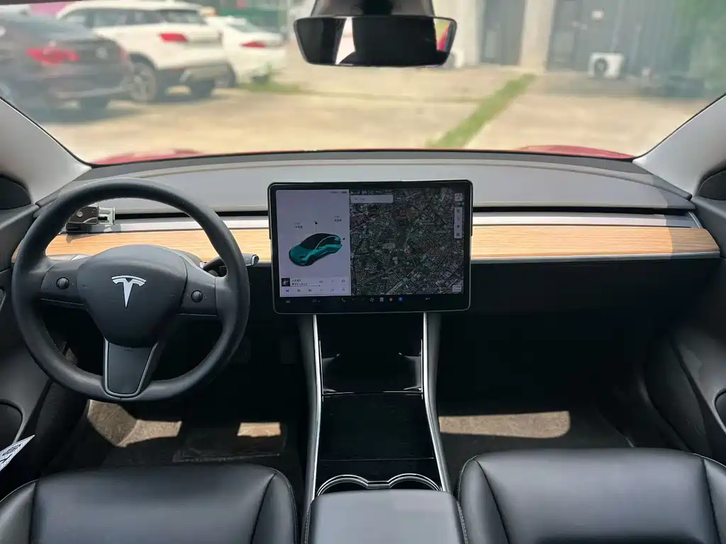 Tesla Model 3 — миниатюра 7