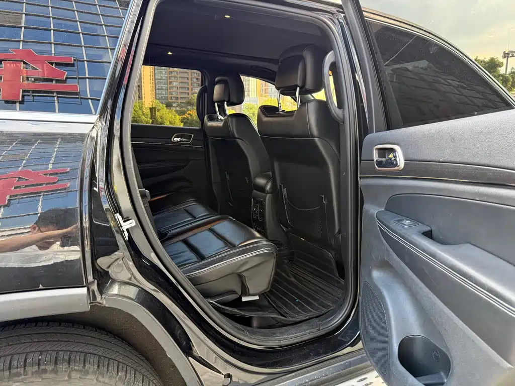 Jeep Grand Cherokee (Import) — миниатюра 13