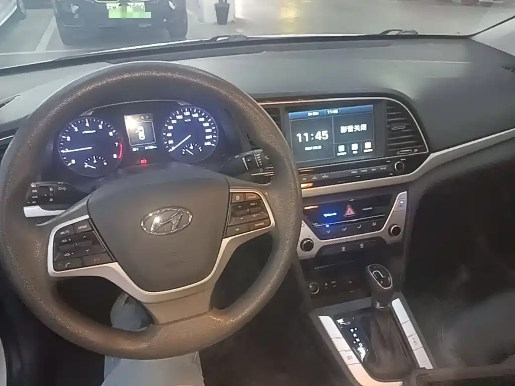 Hyundai Elantra — миниатюра 10