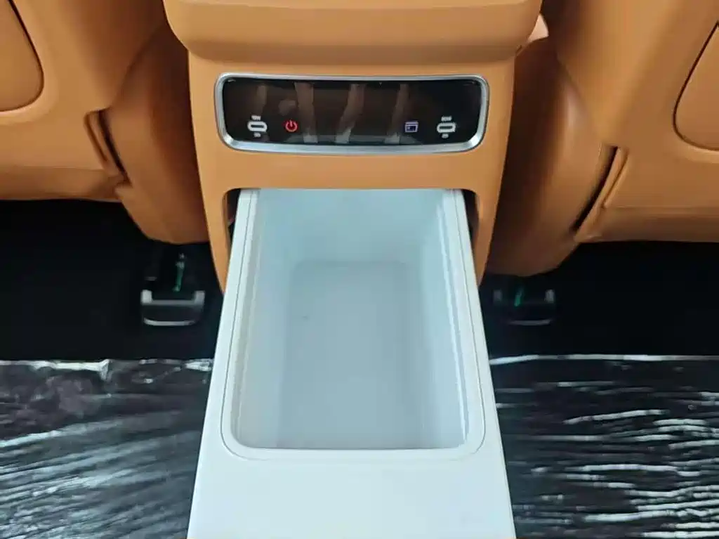 Dongfeng eπ008 2025 210Ultra 5 мест