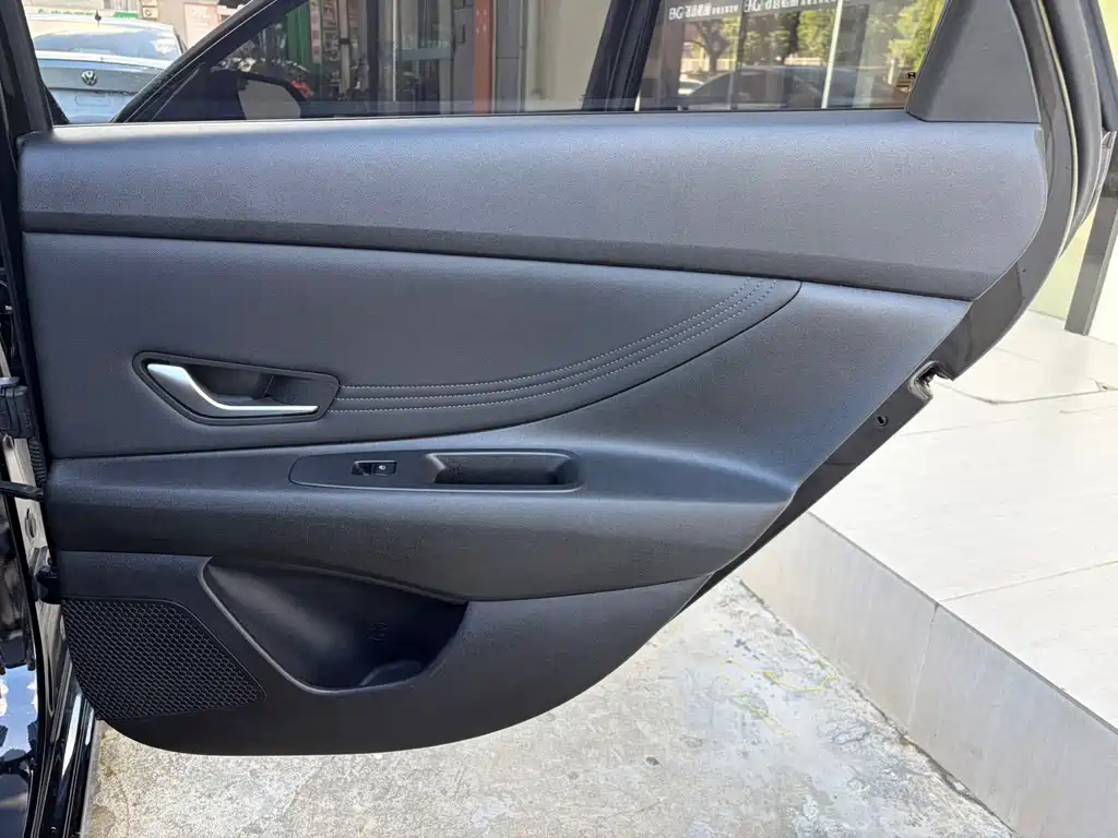 Hyundai Elantra — миниатюра 17