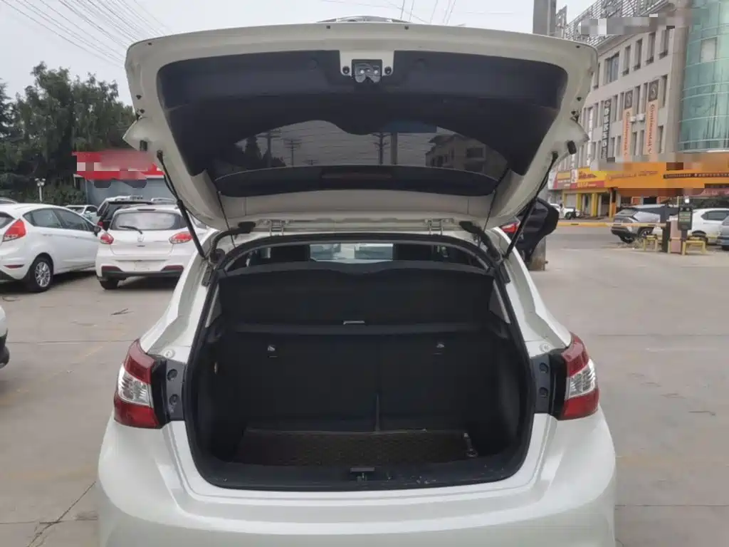Nissan Tiida — миниатюра 19