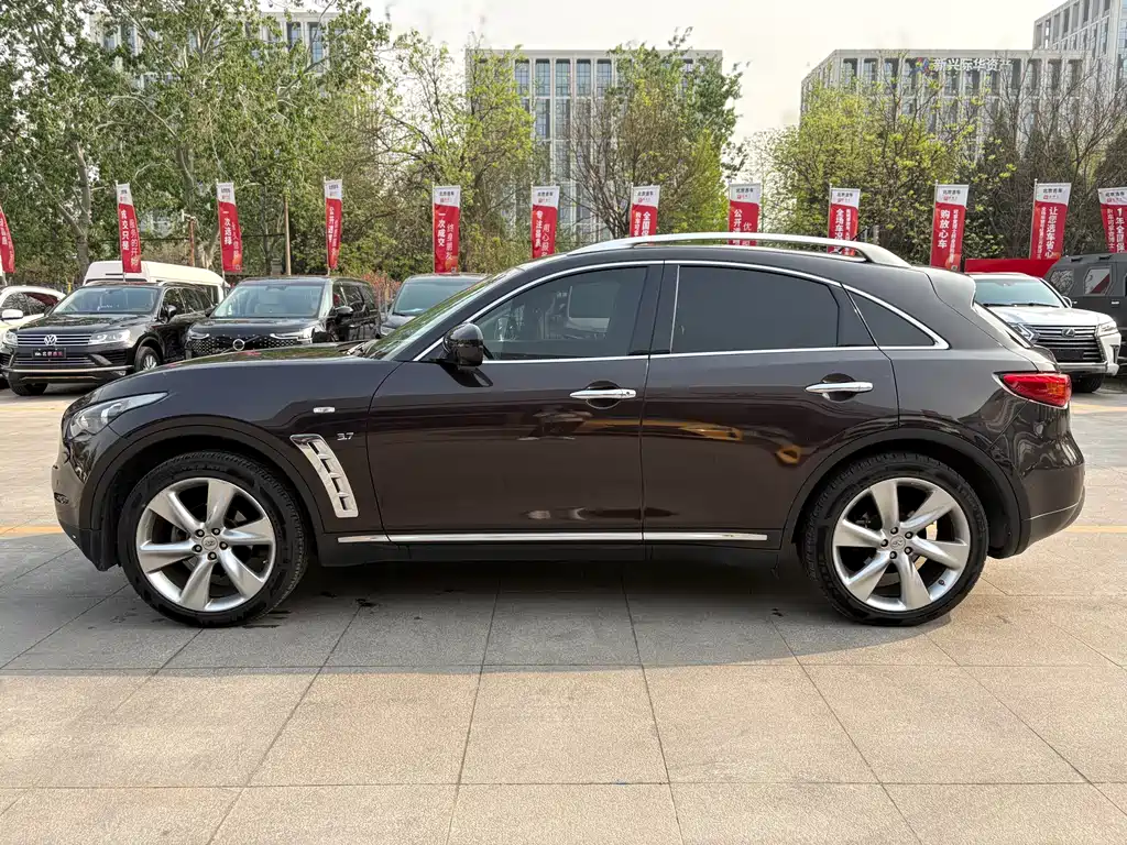 Infiniti QX70 3.7L Standard Edition, фото 4