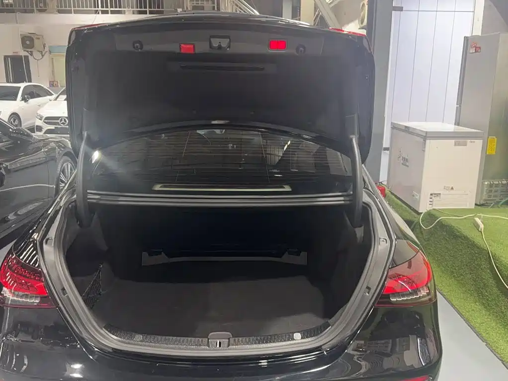 Mercedes-Benz E-Class — миниатюра 13