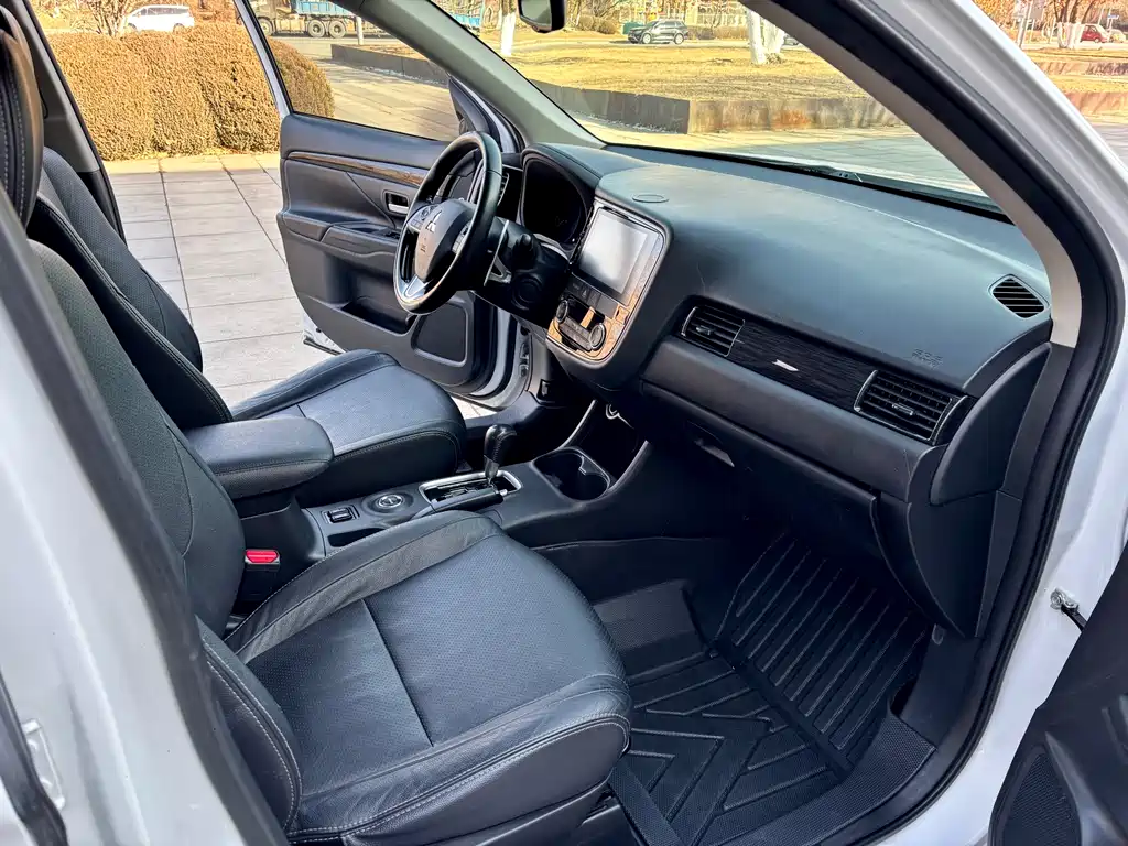 MITSUBISHI OUTLANDER