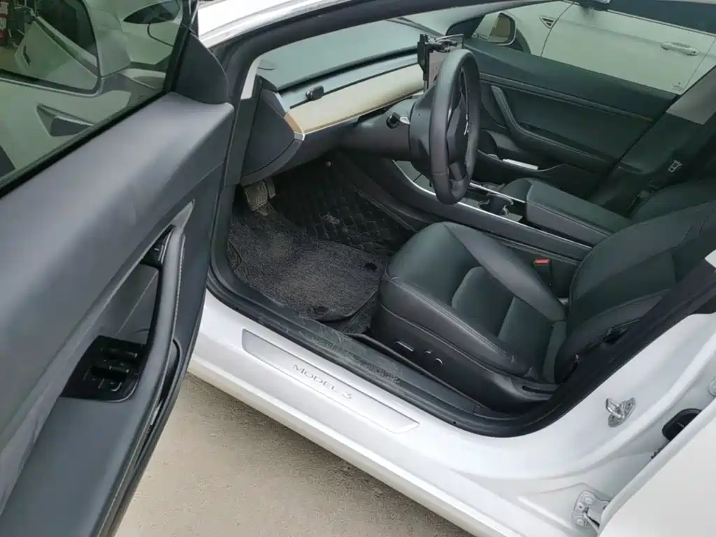 Tesla Model 3 — миниатюра 16