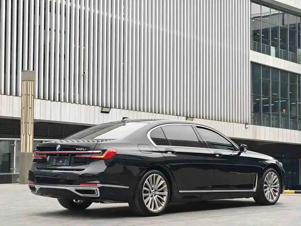 BMW 7 Series — миниатюра 6