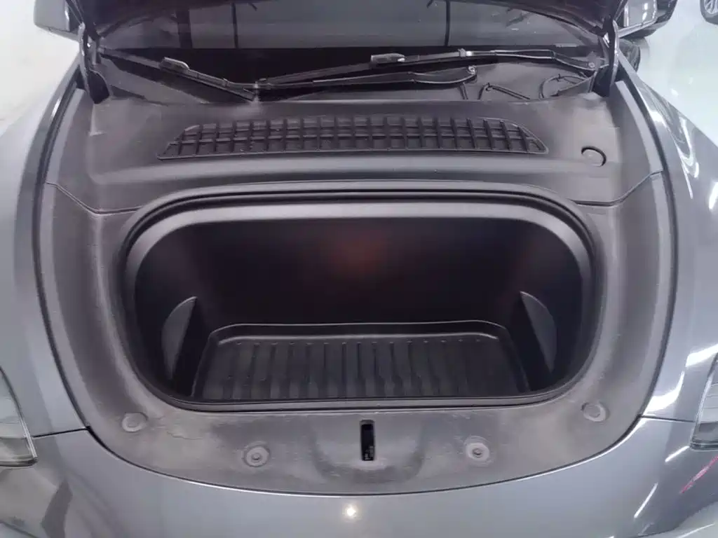Tesla Model Y — миниатюра 20
