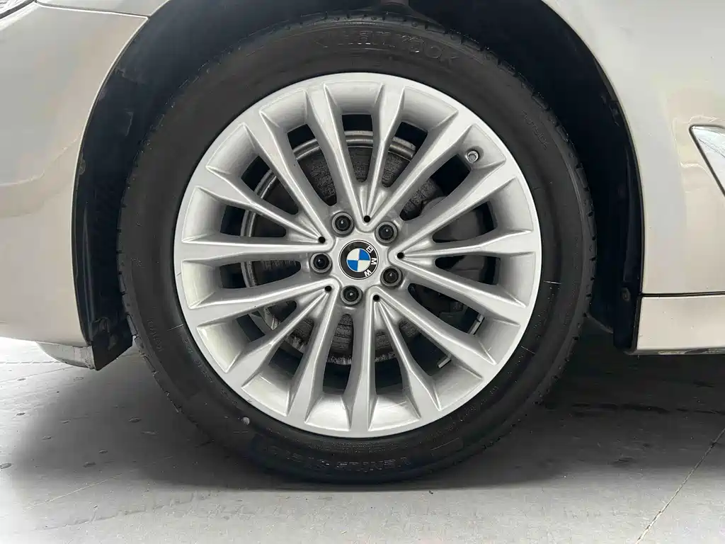 BMW 5 Series — миниатюра 10