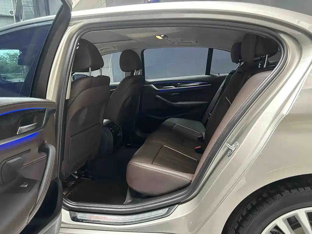 BMW 5 Series — миниатюра 12