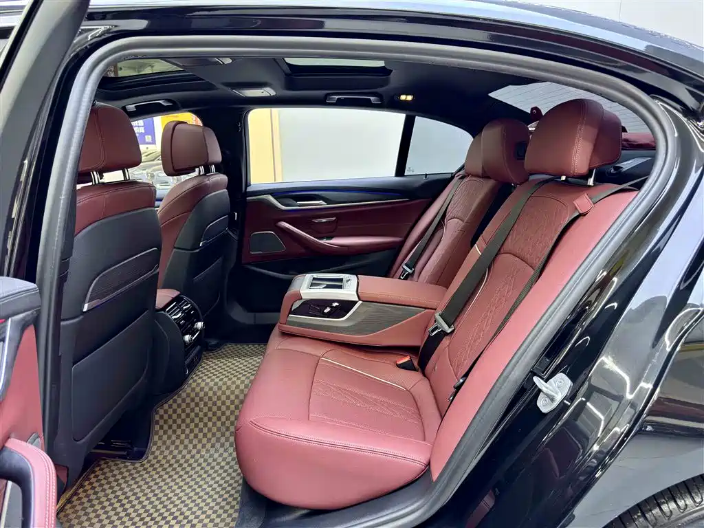 BMW 5 Series — миниатюра 7