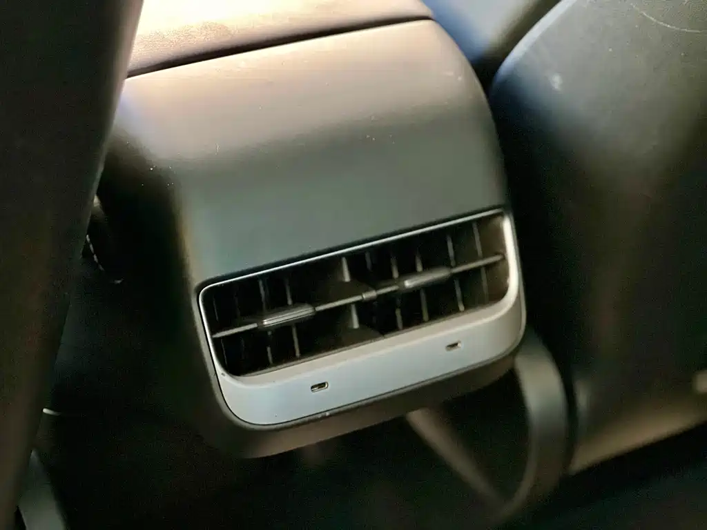 Tesla Model Y — миниатюра 13