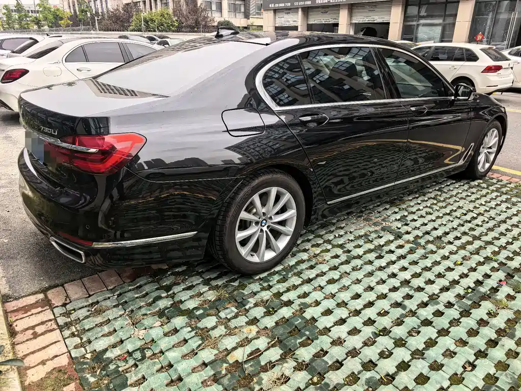 BMW 7 Series — миниатюра 15