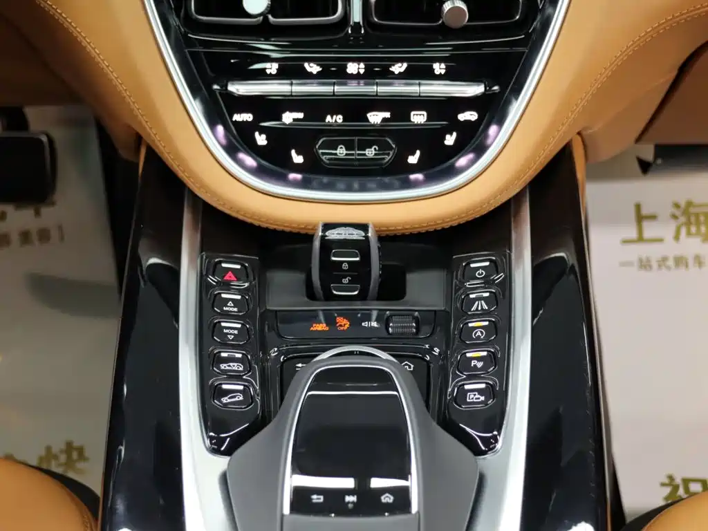 Aston Martin DBX — миниатюра 17