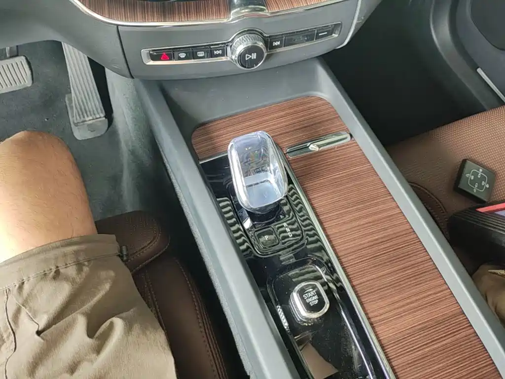 Volvo XC60 PHEV — миниатюра 14