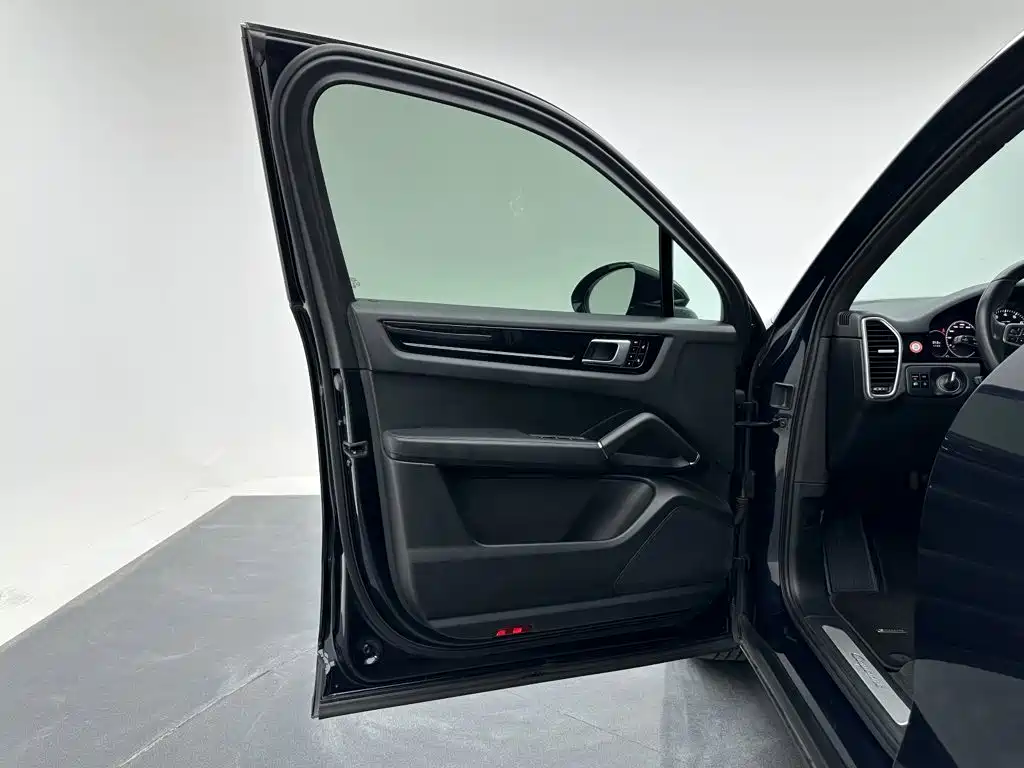 Porsche Cayenne — миниатюра 11