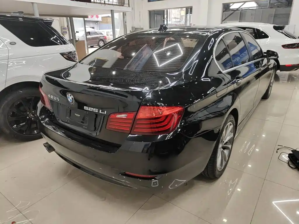BMW 5 Series — миниатюра 7