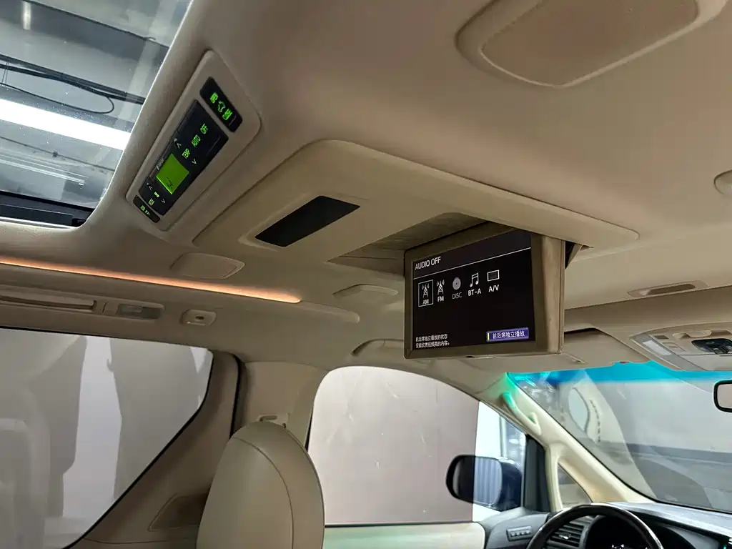 Toyota Alphard — миниатюра 8