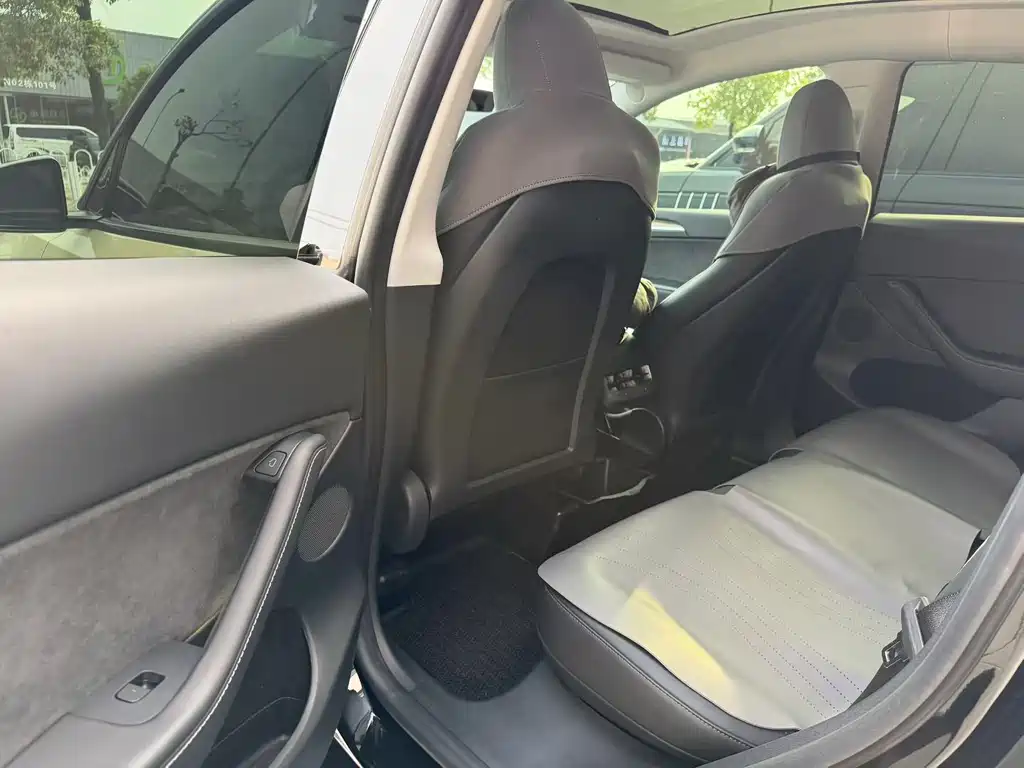 Tesla Model Y — миниатюра 5