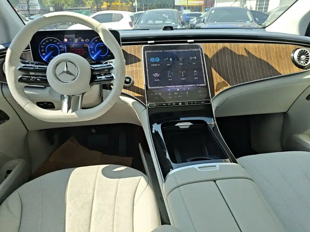 Mercedes-Benz EQE SUV — миниатюра 10