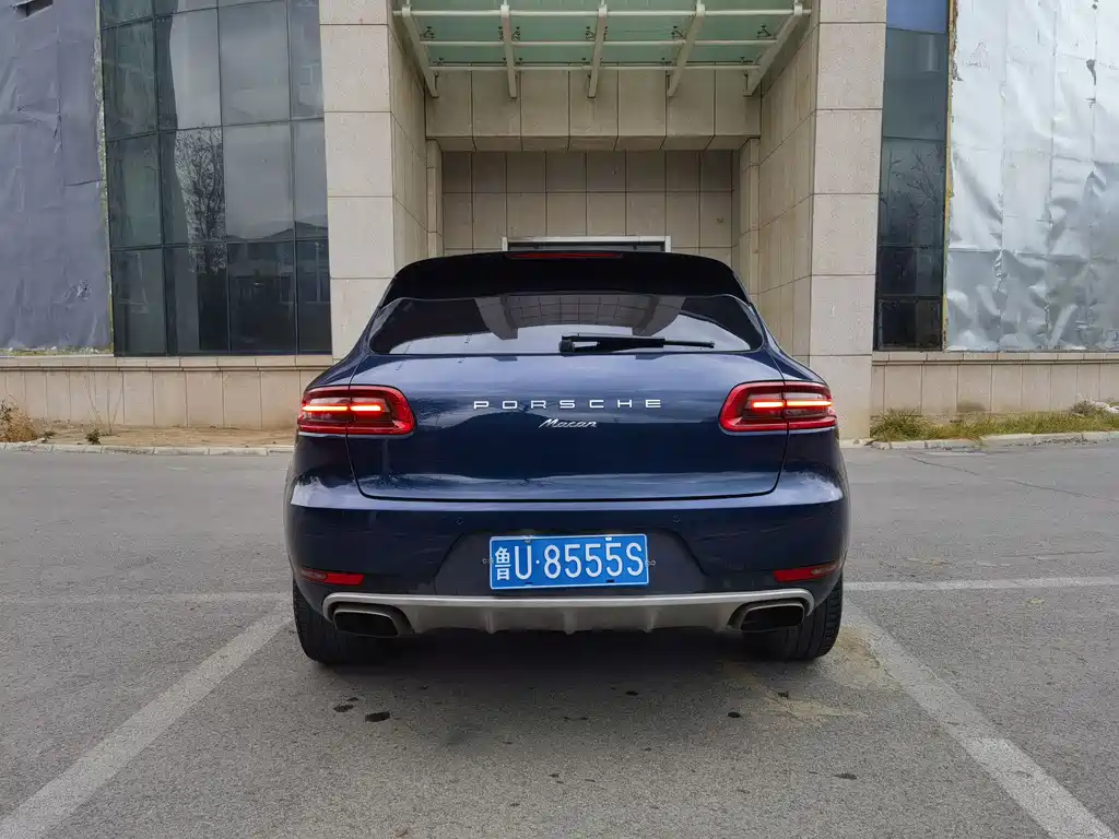 PORSCHE MACAN
