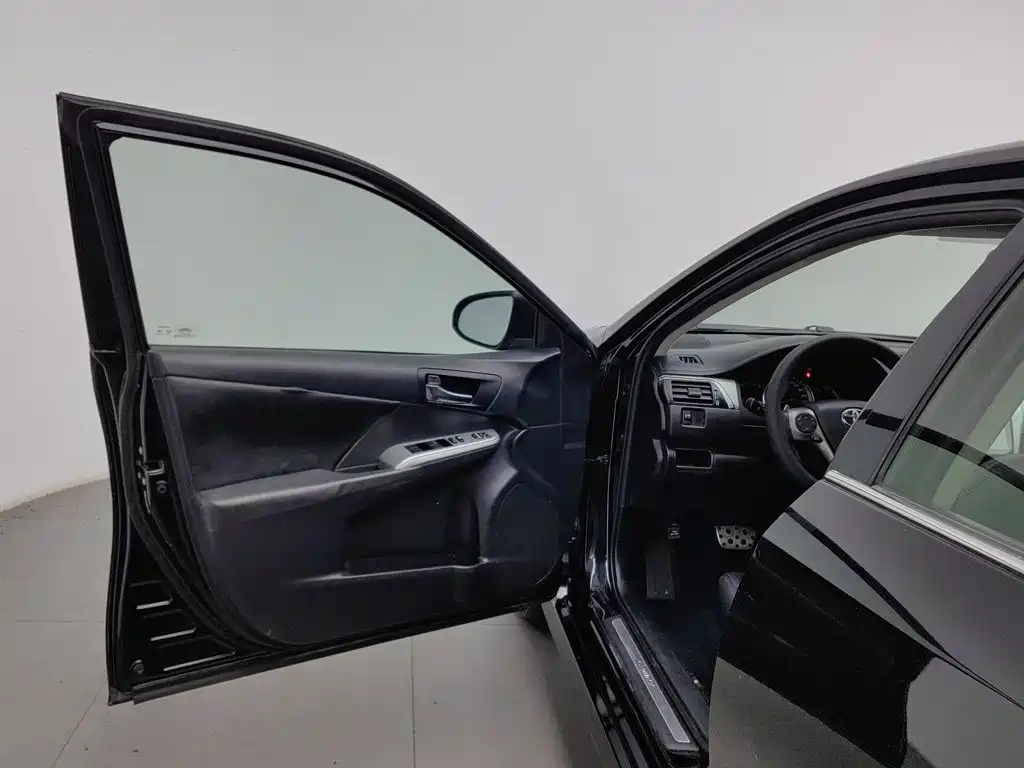 Toyota Camry — миниатюра 8