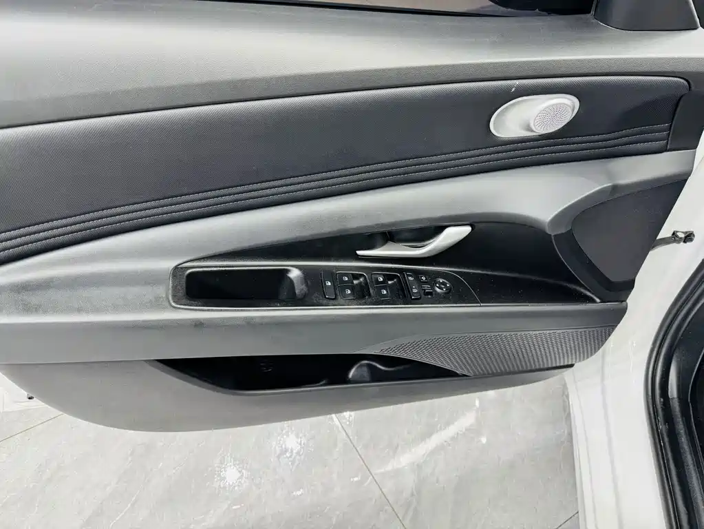 Hyundai Elantra — миниатюра 8