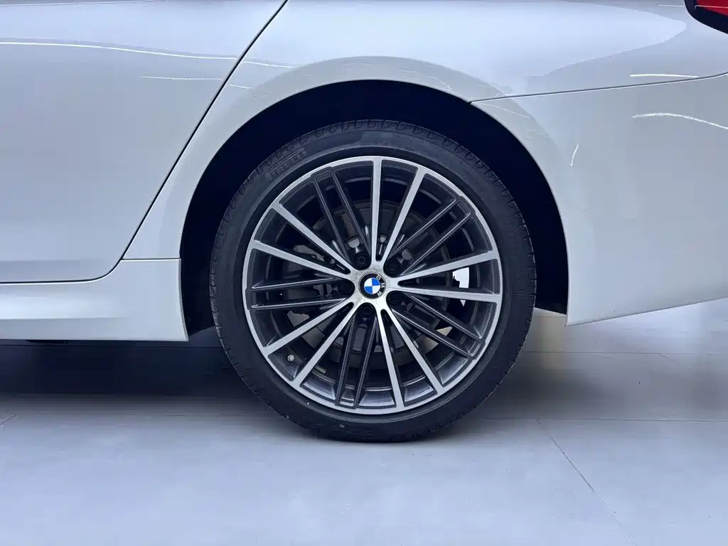 BMW 5 Series — миниатюра 15