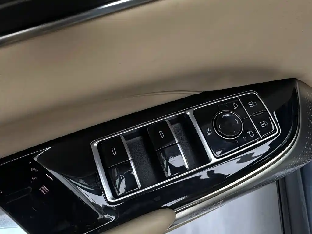 Cadillac Lyriq — миниатюра 26