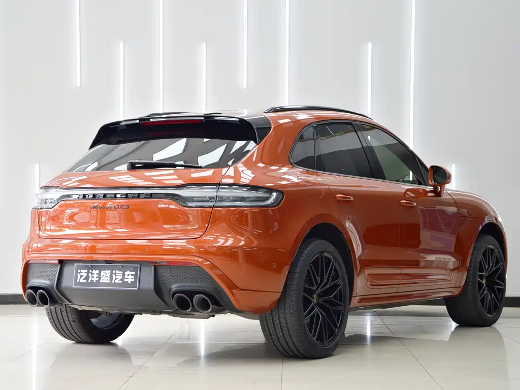 PORSCHE MACAN