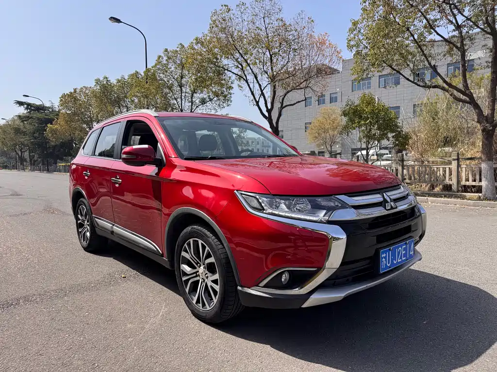 Mitsubishi Outlander 2016 2.4L Luxury 7 мест